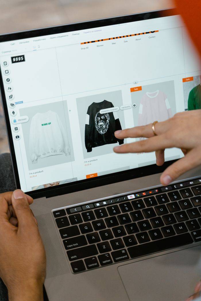 gallery-1 Gros plan sur des mains interagissant avec un site de shopping sur l’écran d’un ordinateur portable à l’intérieur.